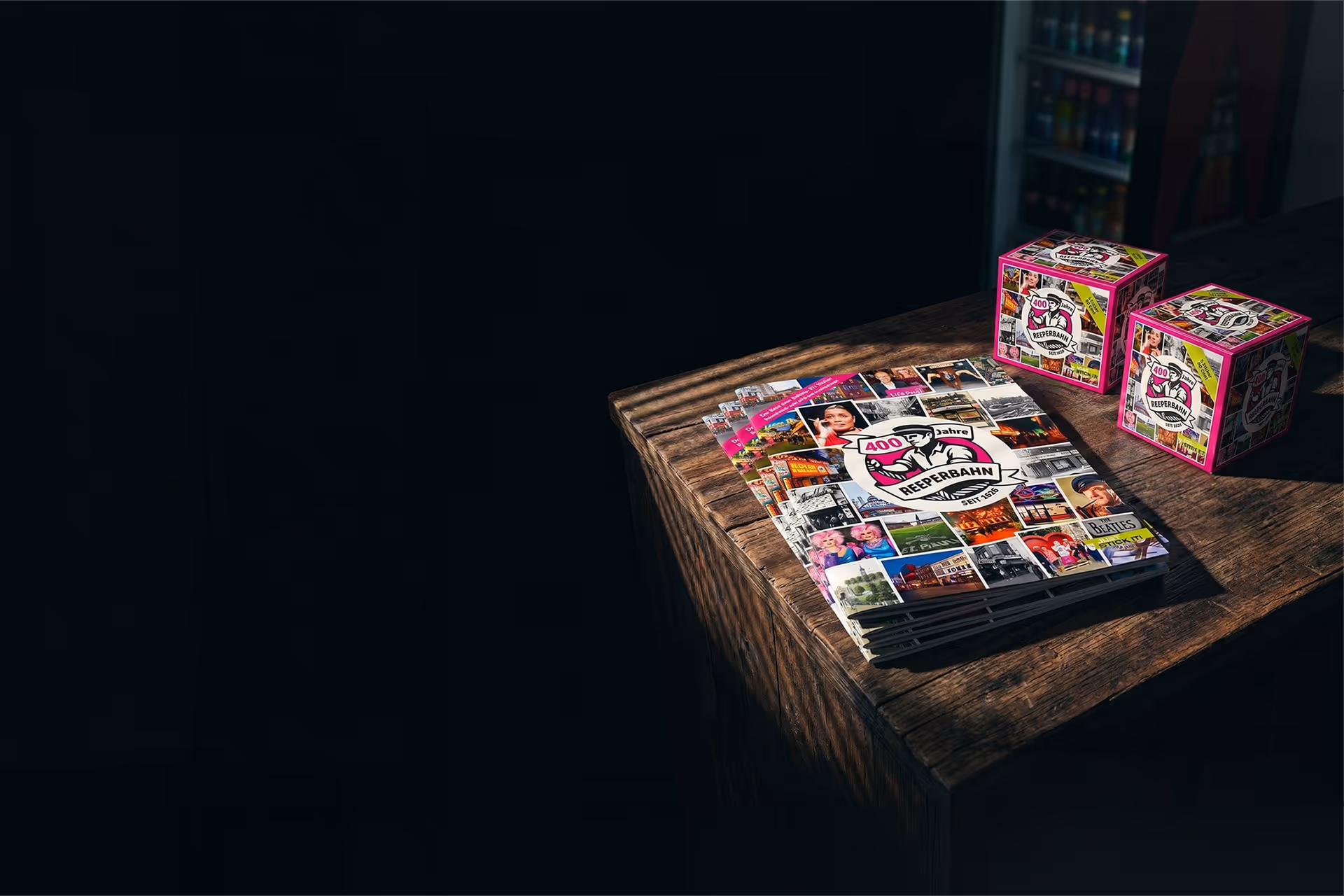 Stapel von 400 Jahre Reeperbahn Stickeralben und zwei Stickerboxen auf einem Holztisch.